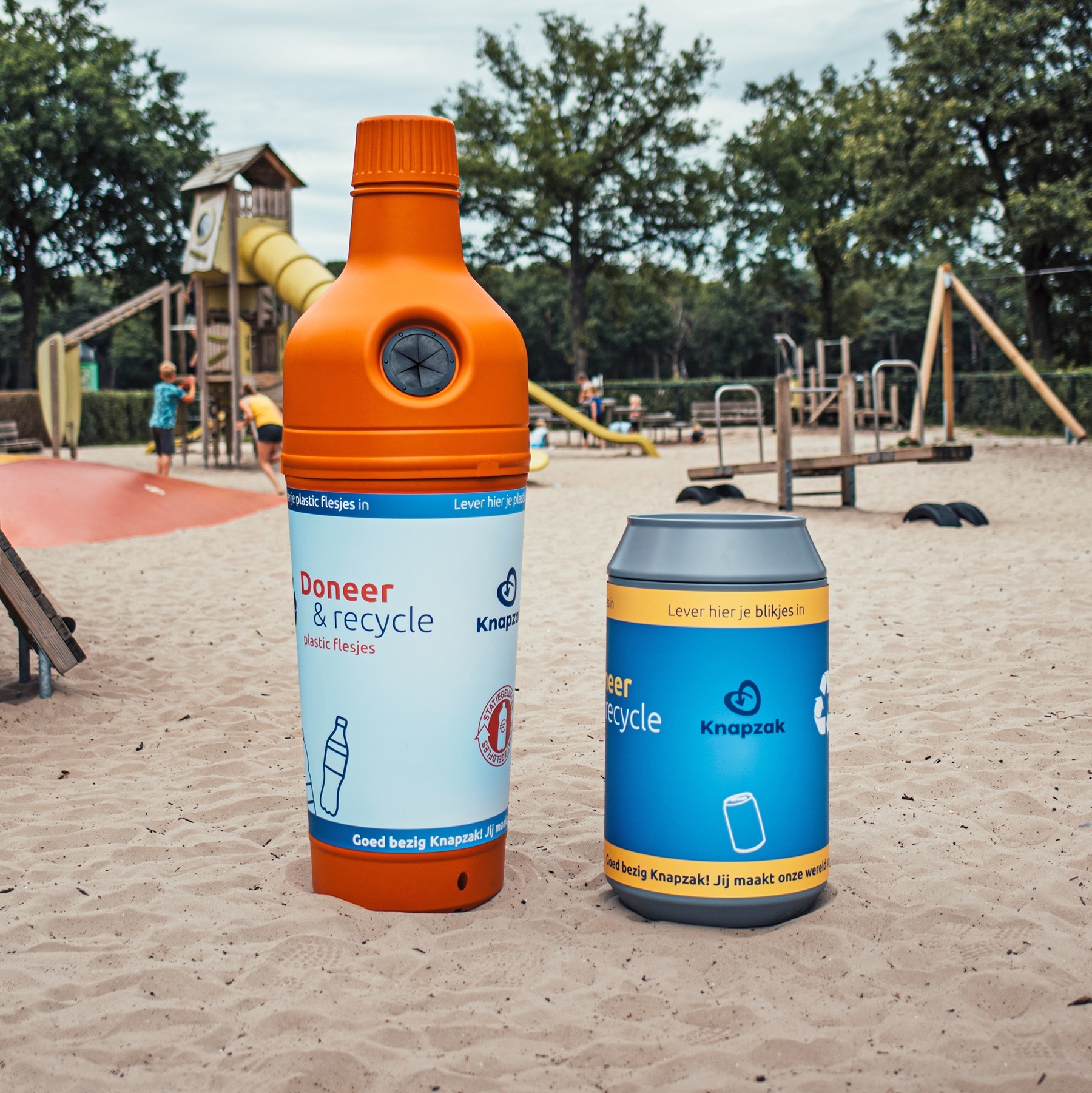 Statiegeld bakken. Afvalbakken voor inzameling van plastic flesjes en blikjes met statiegeld. Recycling bak statiegeld. Donatiebakken flesjes en blikjes. Grote, opvallende afvalbakken recreatie, camping, speeltuin, restaurant, horeca
