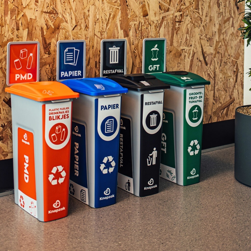 Prullenbakken school onderwijs. Waste Watcher afval scheiden. Gepersonaliseerde afvalbakken met logo en in huisstijl. Statiegeld flesjes en blikjes.