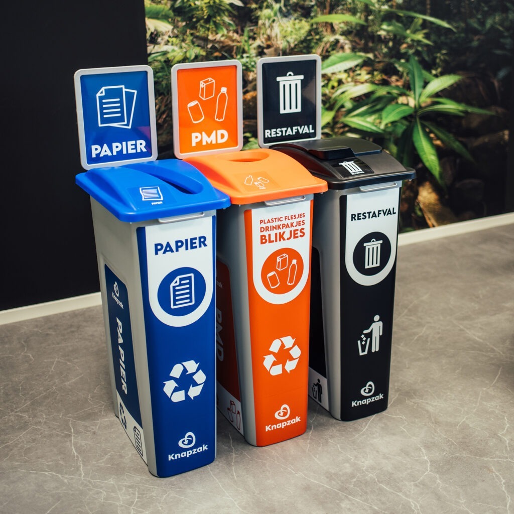 Prullenbakken kantoor. Waste Watcher afval scheiden. Gepersonaliseerde afvalbakken met logo en in huisstijl. Statiegeld flesjes en blikjes.