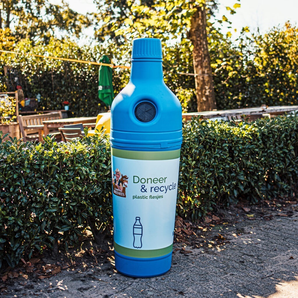 PETman blauw. Statiegeld fles. Statiegeld container. Statiegeld bak flesjes. Inzamelbak statiegeld flesjes. Statiegeld prullenbak. Afvalbak campings.