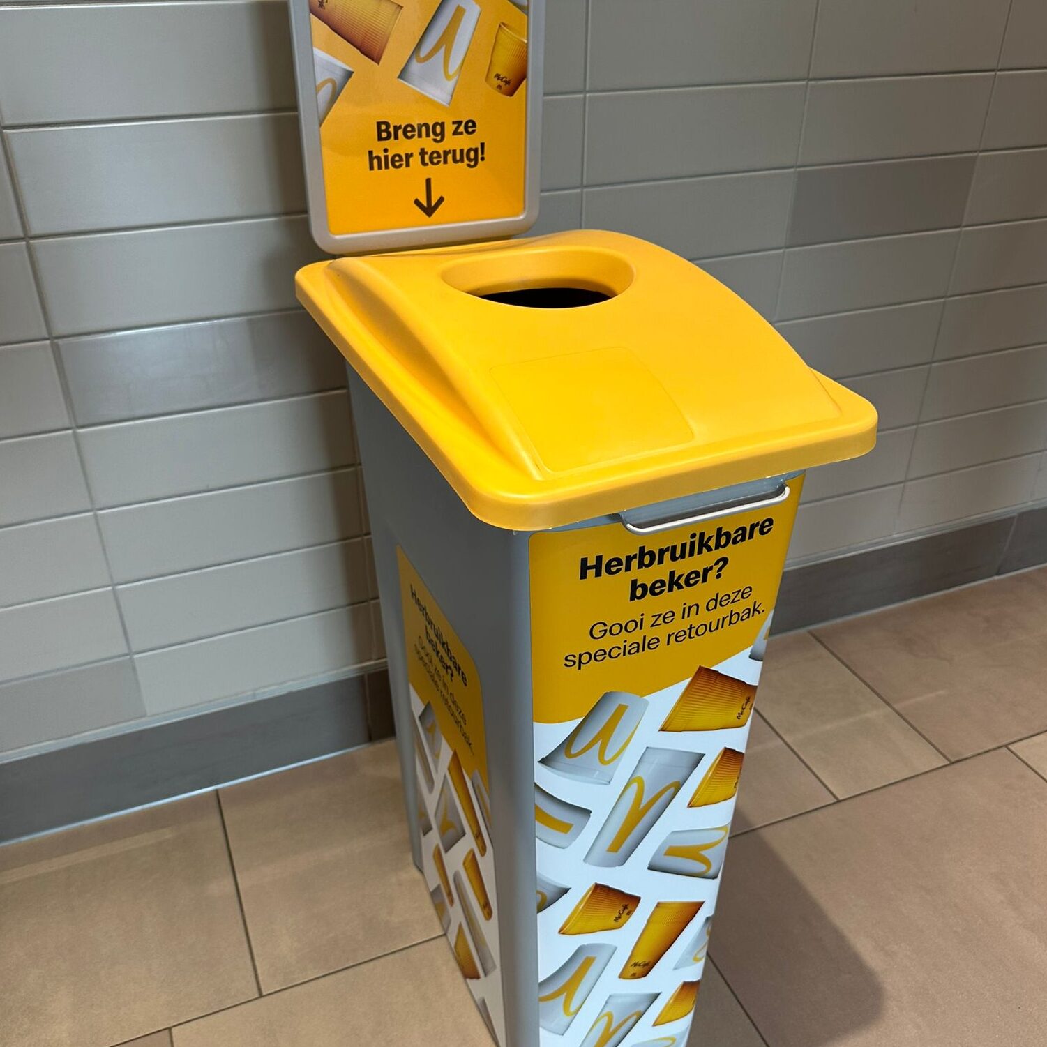 Afvalbak bekers inzamelen voor recycling